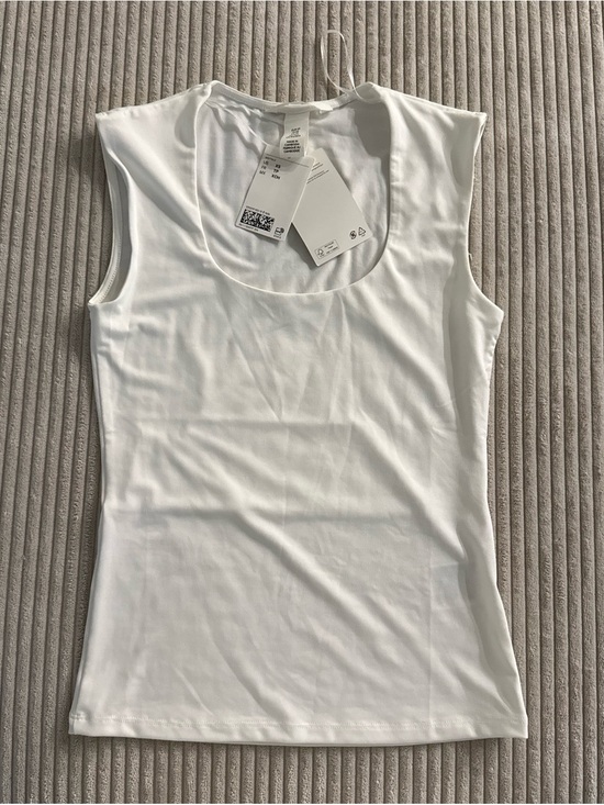 H&M Tops - H&M White Scoop Neck Tank